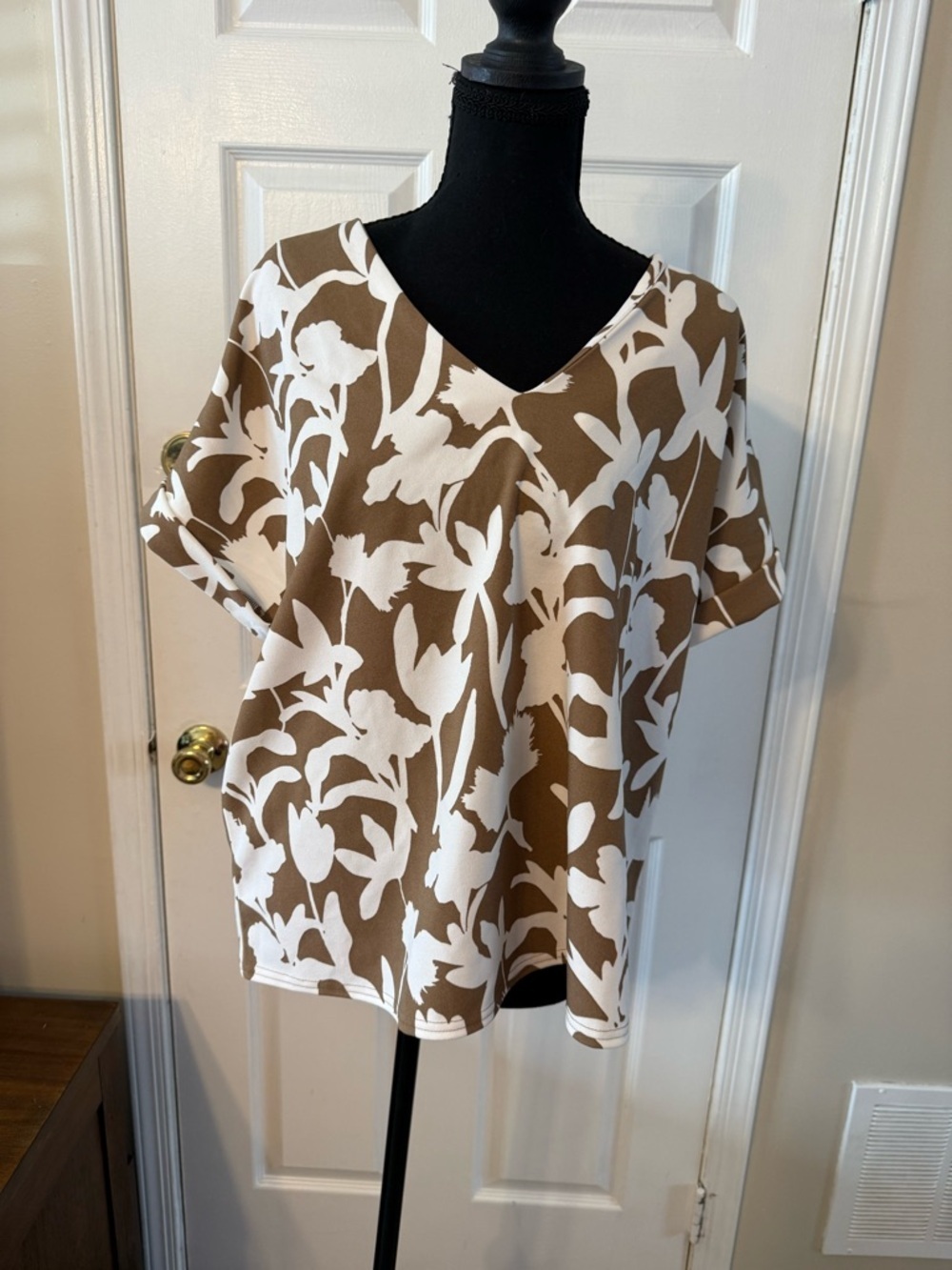 MELLODAY Brown and White Floral V-Neck Top